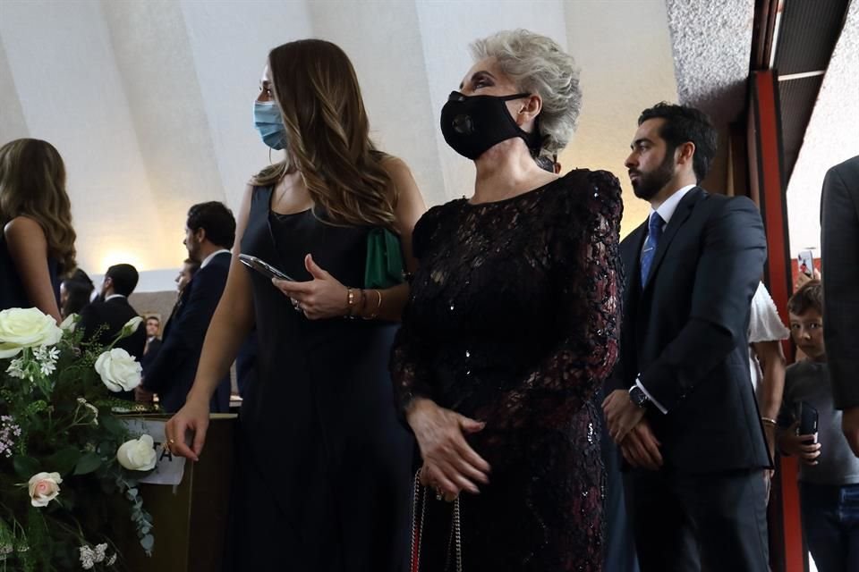 Doña Cuquita no podía faltar al enlace de su nieta.