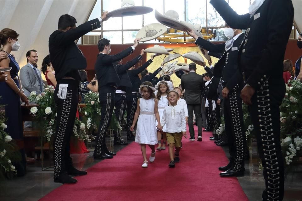 El festejo se realizó con 135 personas, en un salón donde caben más de mil personas, buscando guardar 'sana distancia'.