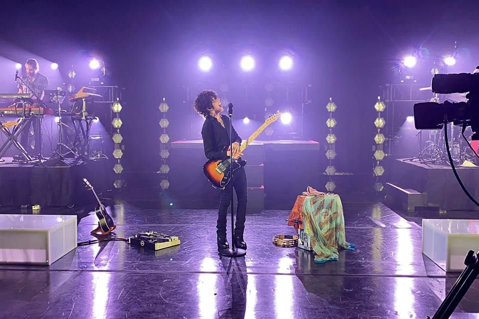 La intérprete de 'Lost On You' ofreció ayer su primer show en vivo por internet.