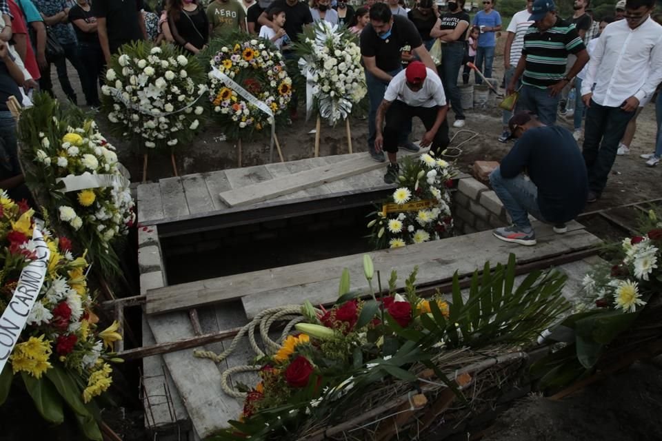 Decenas de coronas fueron dejadas en el panteón municipal de Buenavista, en Tlajomulco.