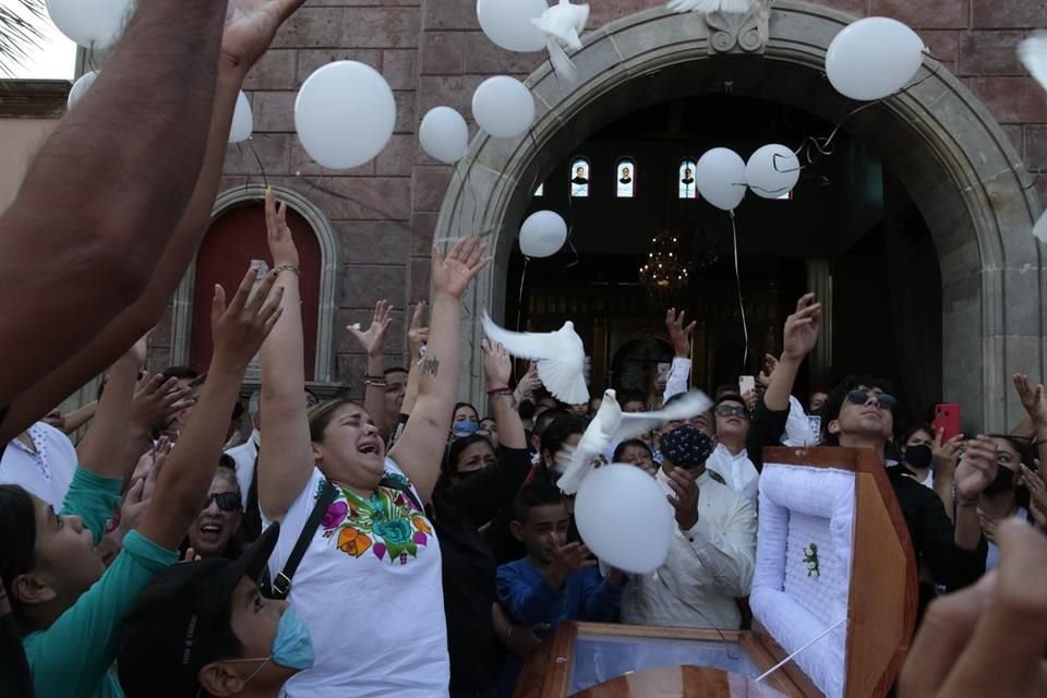 Tras la misa soltaron globos blancos y palomas.