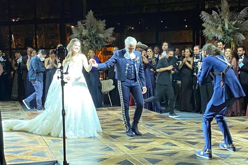 Ya en la fiesta, el momento de bailar el vals fue uno de los más emotivos.