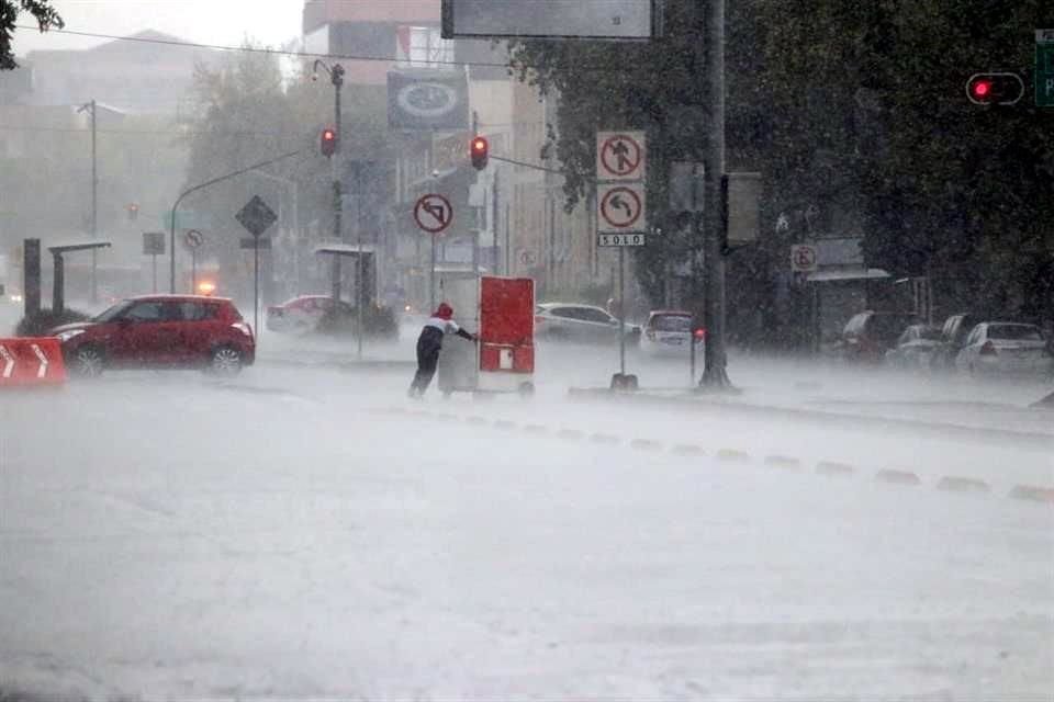 La lluvia de este domingo ya generó #AlertaAmarilla en BJ, Cuauhtémoc, GAM, Iztacalco, Iztapalapa, M. Hidalgo y V. Carranza, sin que aún se reporten afectaciones mayores.