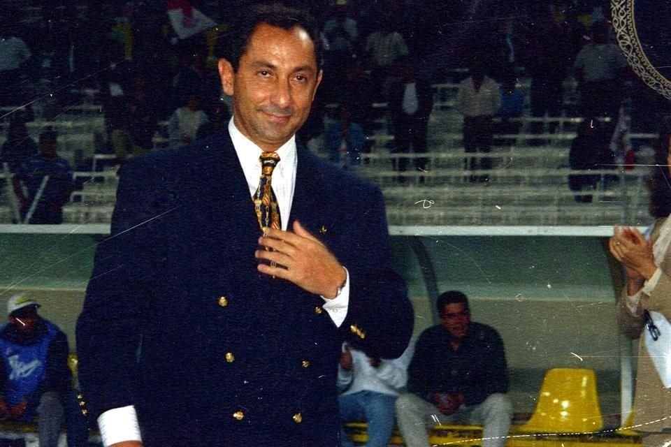 Osvaldo Ardiles, quien cumple hoy 68 años, tuvo un paso para el olvido como técnico de Chivas en la temporada 1995-1996.
