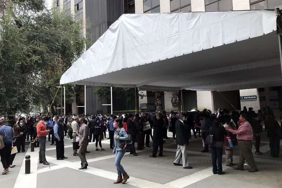 Ante la saturación en el TSJ hubo usuarios que prefirieron desistir de estar formados por varias horas en las filas que rodeaban las calles de los juzgados ubicados en Niños Héroes.