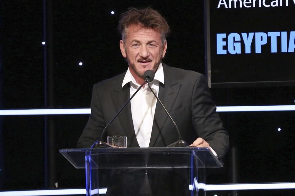 Sean Penn confirmó que su boda con Leila George la celebró un oficiante legal conectado en Zoom.