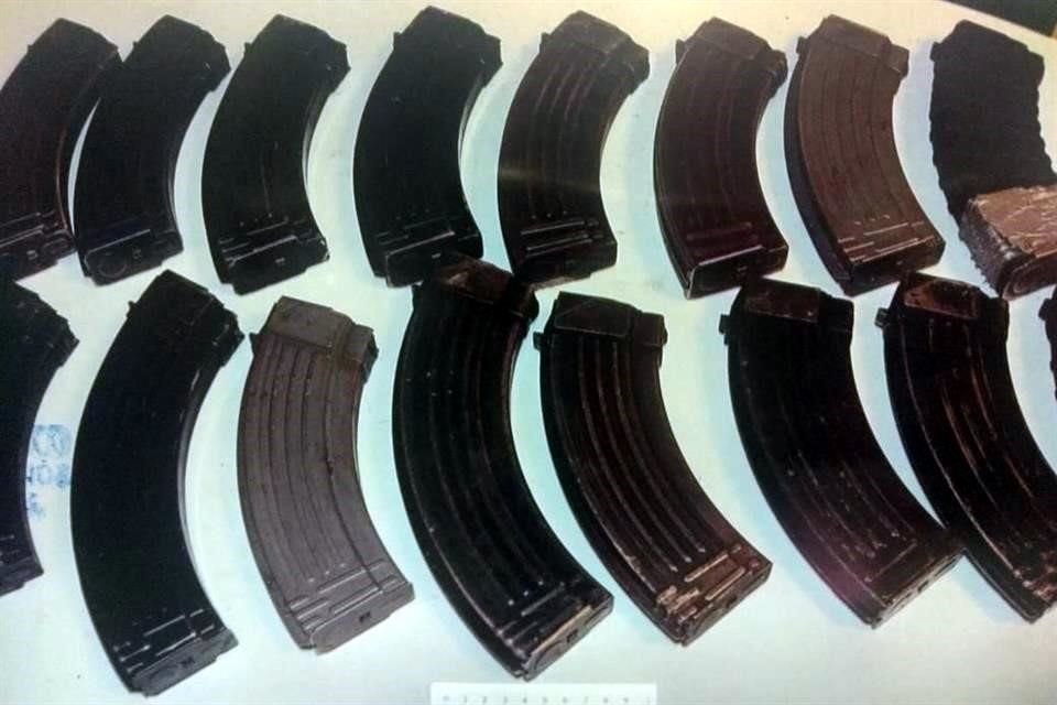 Los detenidos tenían 37 cargadores, 11 armas largas y 2 cortas, así como 955 cartuchos de diversos calibres.