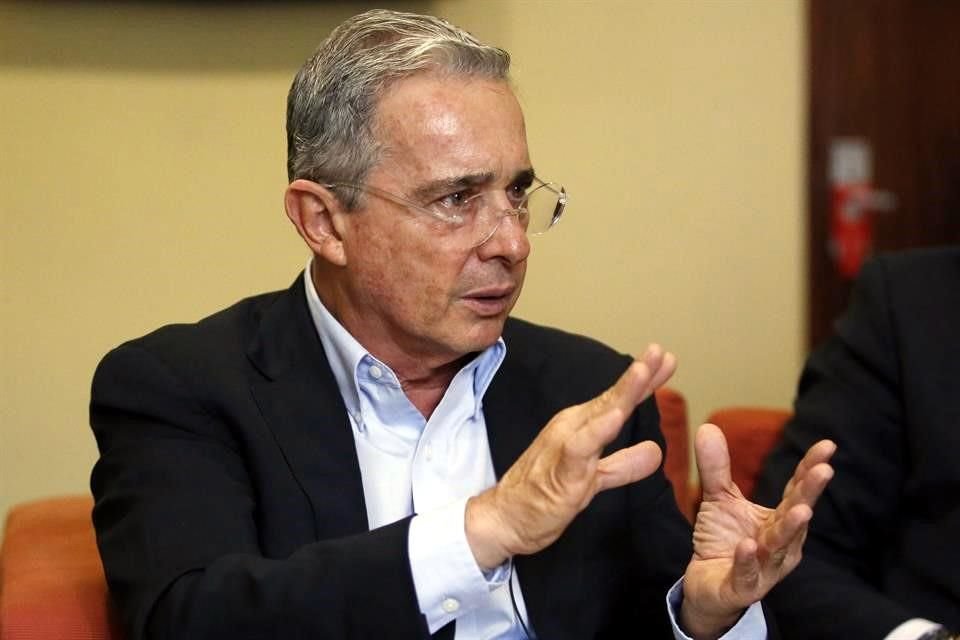 Álvaro Uribe, ex Presidente de Colombia, escribió que lamentaba su detención.