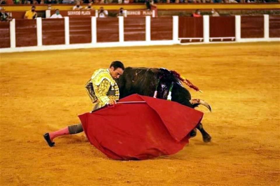 A Ponce ninguno de sus dos primeros toros se lo permitieron pues resultaron, uno muy soso y deslucido, y el otro, bastante irregular.
