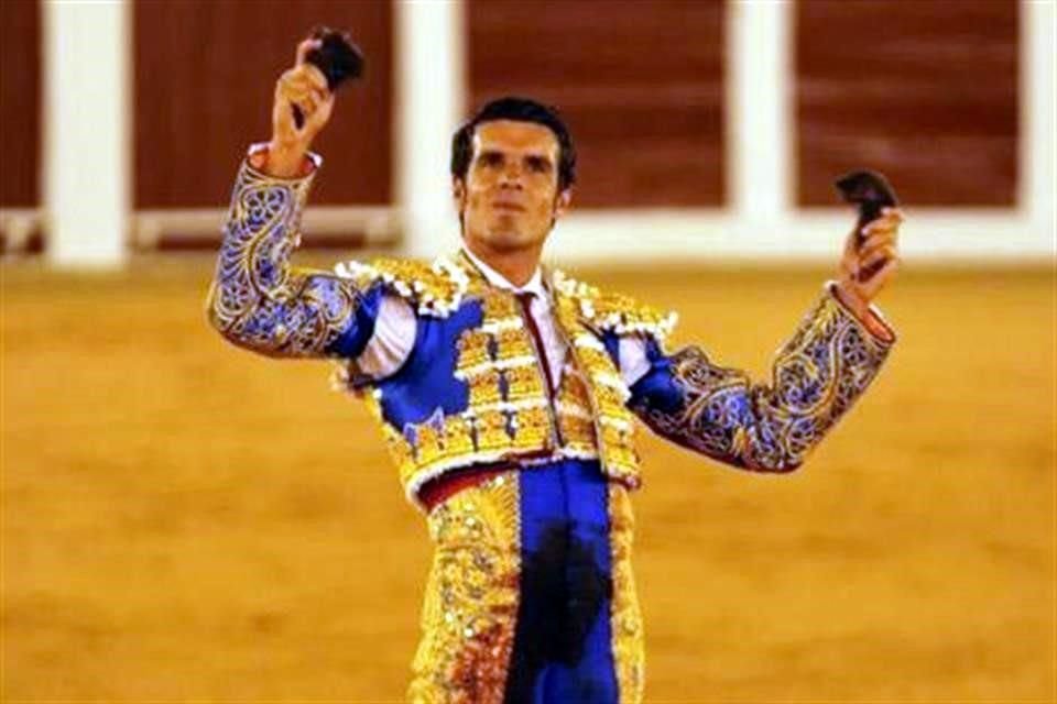 Emilio de Justo presume dos de las cuatro orejas que obtuvo la noche del martes en España.