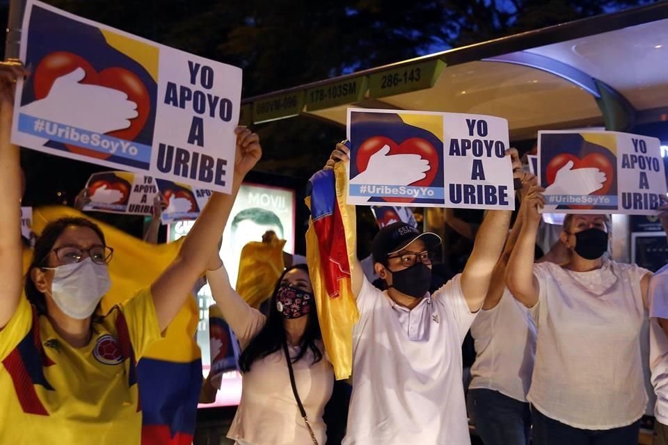 Cientos de simpatizantes del ahora senador Álvaro Uribe Vélez corearon consignas en contra del fallo de la Corte en las calles de Medellín.