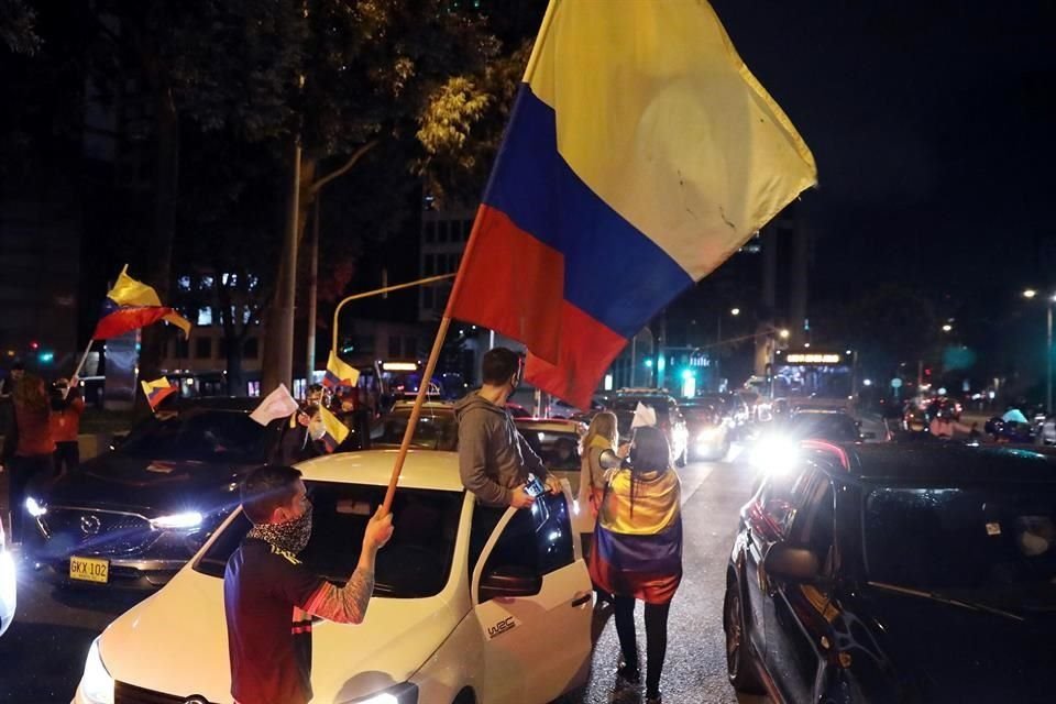 Múltiples caravanas de vehículos con inconformes a favor del ex Presidente colombiano atravesaron las avenidas de Bogotá.