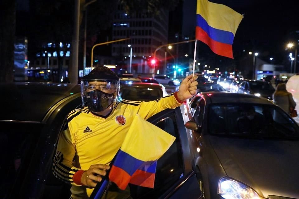 Los manifestantes ondearon banderas de Colombia y gritaron su repudio a la determinación de la Suprema Corte de Justicia del país sudamericano.