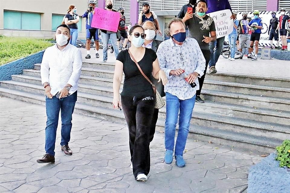 El empresario sale con sus abogados del Palacio de Justicia luego de que le colocaron el brazalete electrónico.