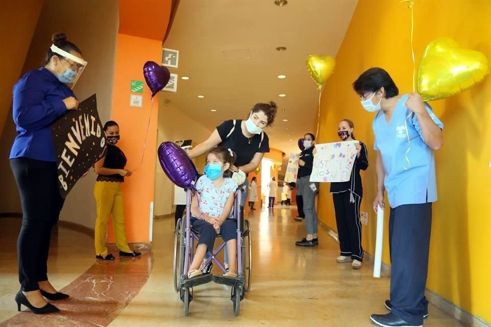 Los menores fueron recibidos entre aplausos por parte de doctores y terapeutas.
