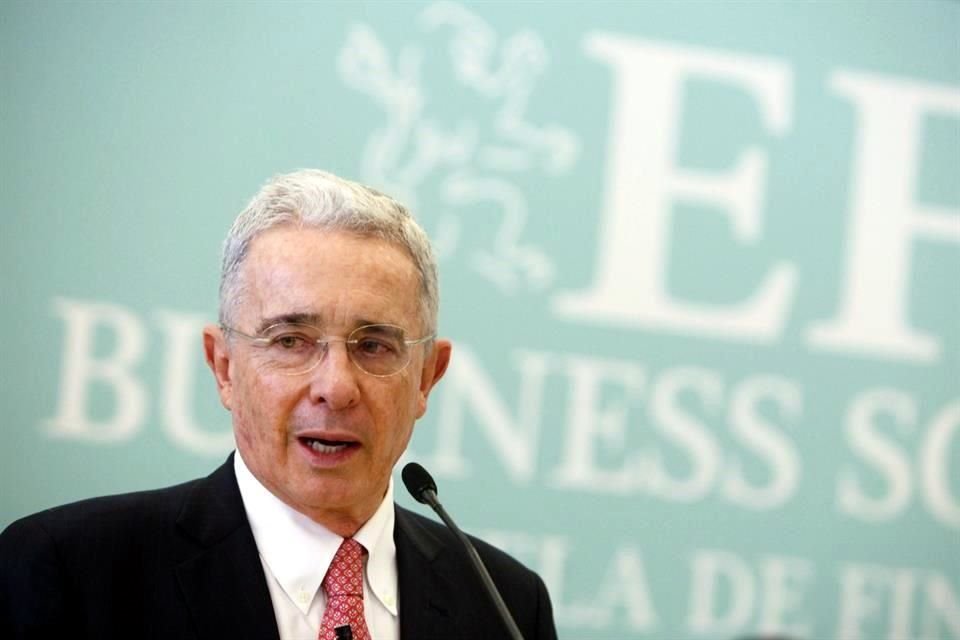 Álvaro uribe fue Presidente de Colombia de 2002 a 2010.