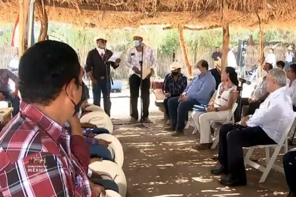 AMLO se reúne con representantes de la comunidad yaqui en Vícam para abordar demandas de los pueblos y presentar un plan de desarrollo.