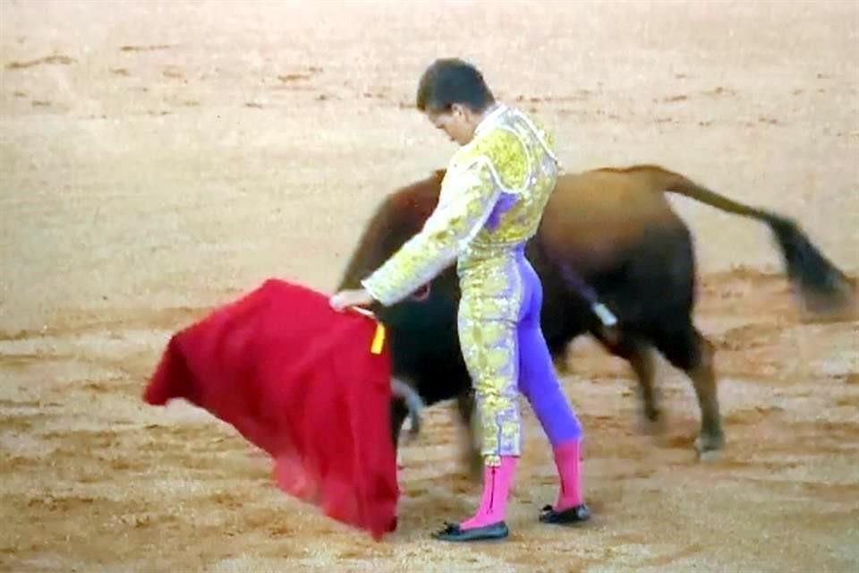 Su faena de muleta tuvo tesón, pues el astado de la ganadería de Ramón Spioja llamado 'Buenavista' resultó enrazado.