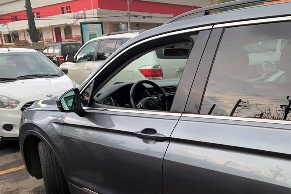 El conductor encontró su unidad abierta del cofre y con un cristalazo.