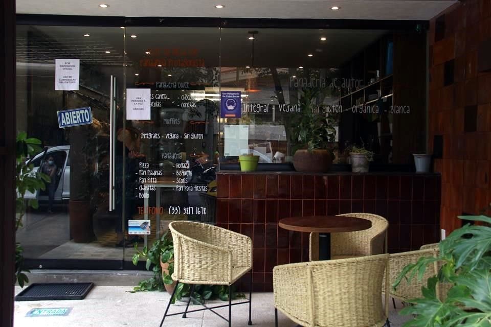 Al centro de comercio llegó un hombre con una mochila de reparto de Uber Eats, quien amagó con pistola al personal.