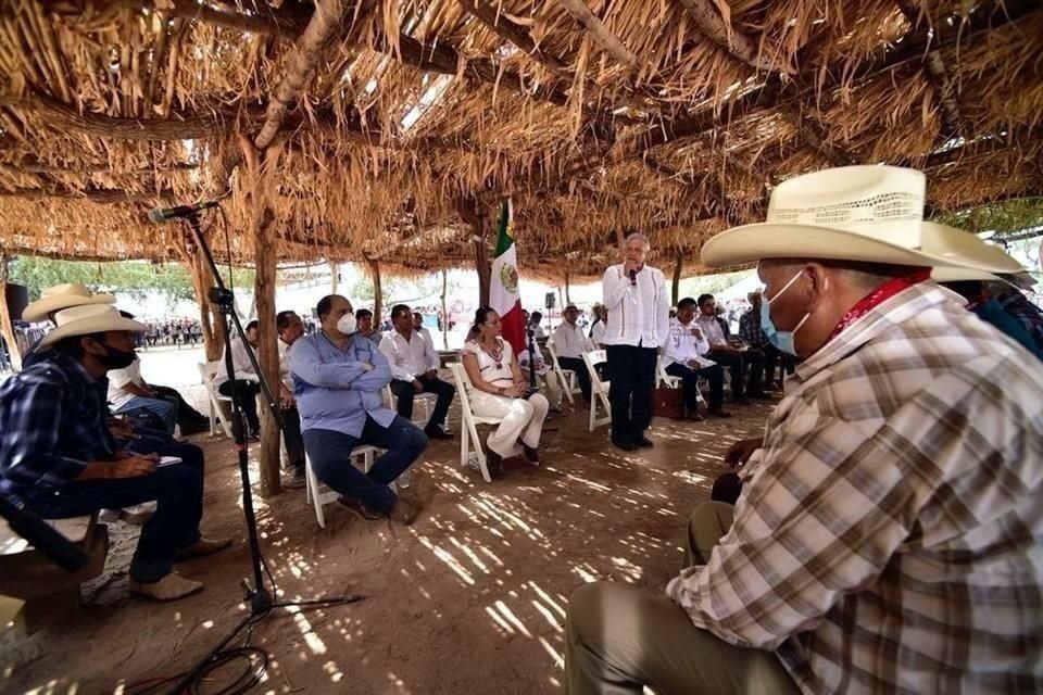 Durante gira, AMLO se reunió con gobernadores de la tribu Yaqui.