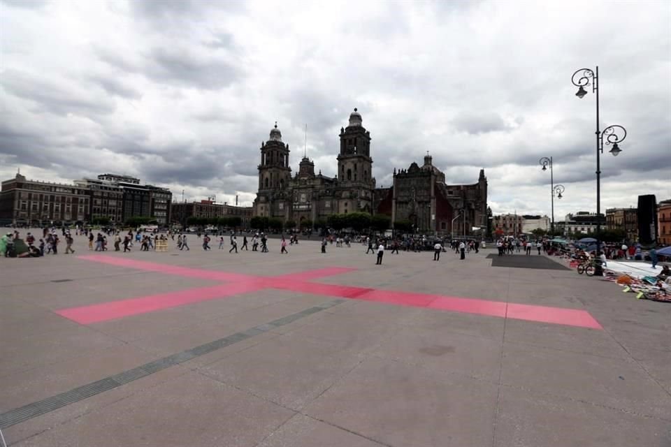 Las mujeres pintaron una cruz en el Zócalo.