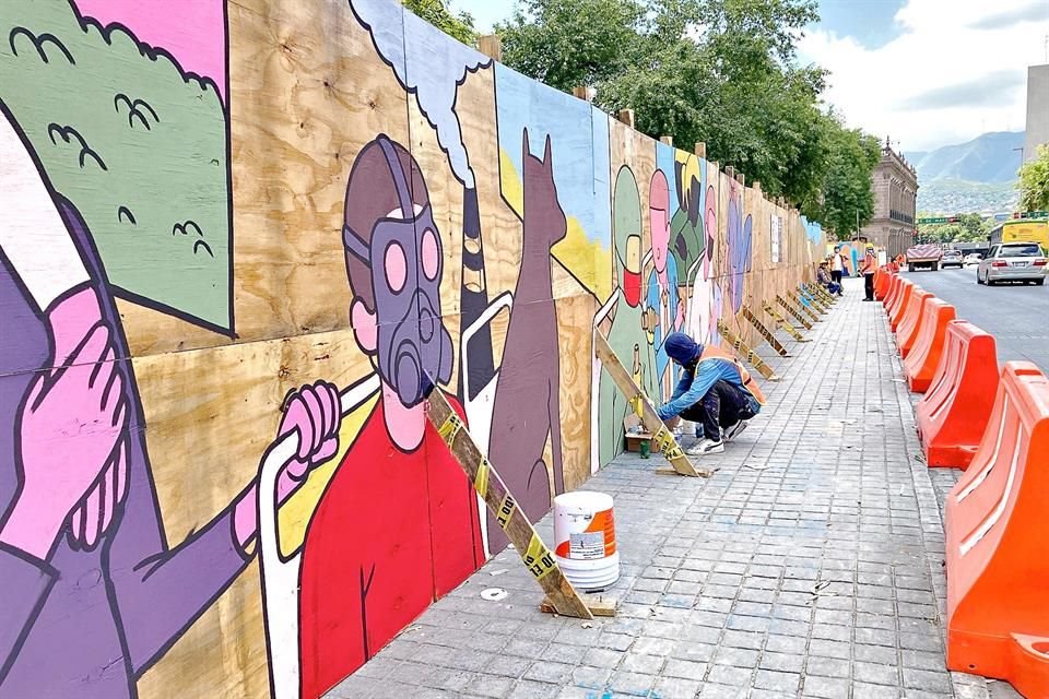 El tapiado alrededor de las obras luce el trabajo de 15 artistas locales.