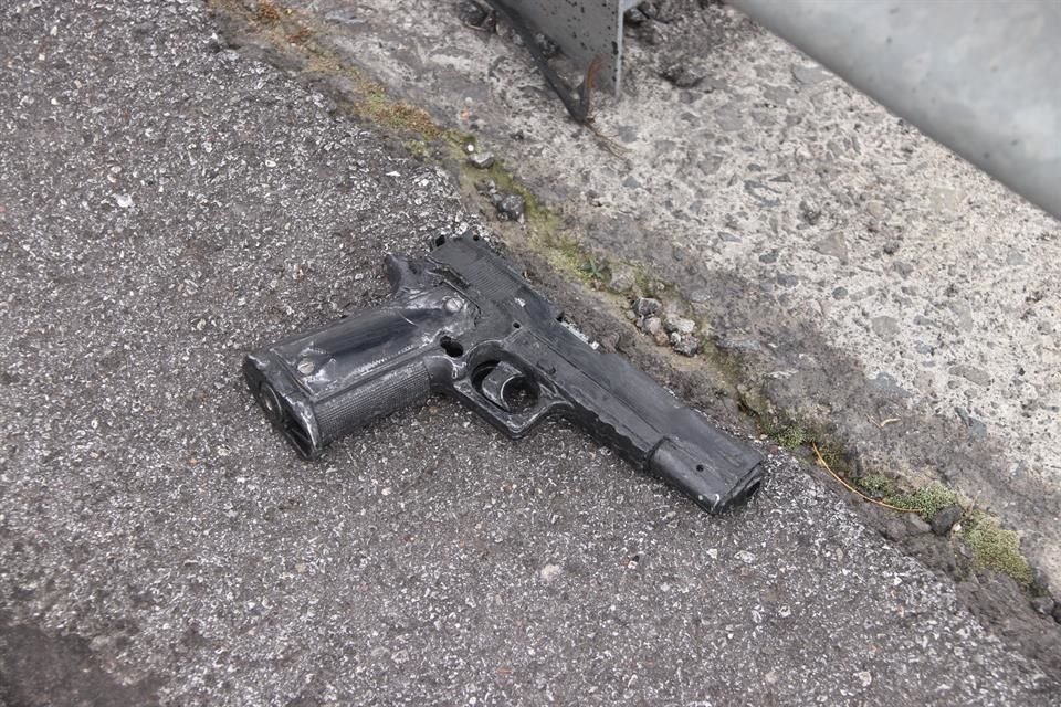 A unos pasos del lugar del accidente quedó un arma de utilería.