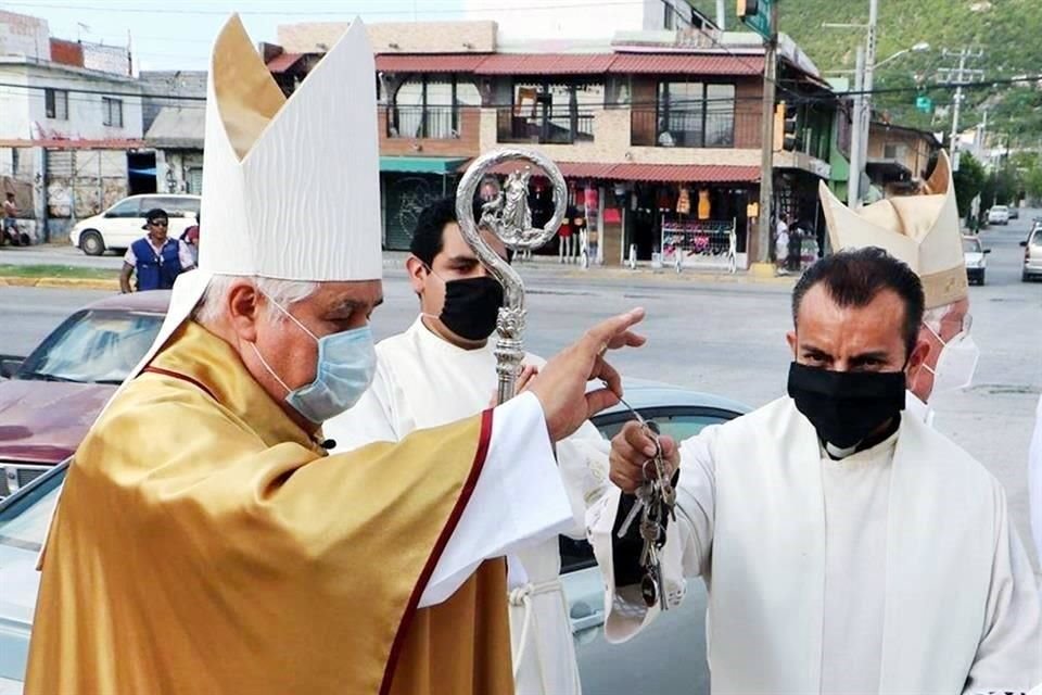 El Arzobispo Rogelio Cabrera López (izq.) durante la entrega del templo de San Rafael Arcángel, en Fomerrey 35, a su nuevo párroco, el Padre Jaime Dávila.