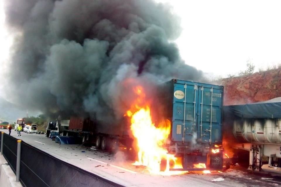 Un hombre murió carbonizado luego de que el vehículo en el que viajaba se incendiaria a causa de un choque registrado en el Macrolibramiento, en Tlajomulco.