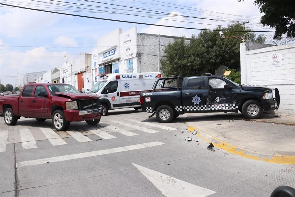 Policías tapatíos se dirigían a auxiliar a una mujer, pero chocaron contra una camioneta particular en calles de la Zona Industrial.