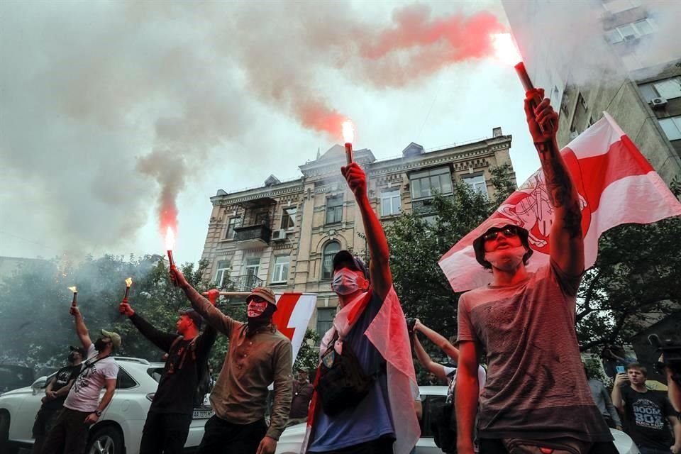 Bielorrusos también protestaron en las calles de Kiev, Ucrania.