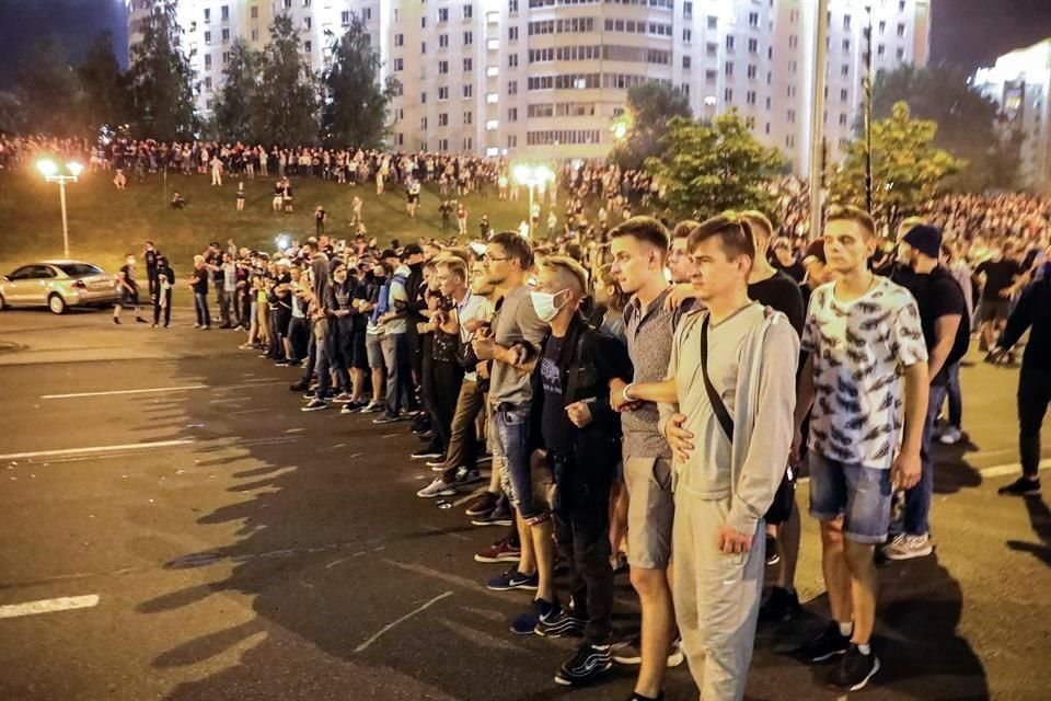 Personas se manifestaron en las calles de Minks, Bielorrusia, en contra de la reelección de Lukashenko.