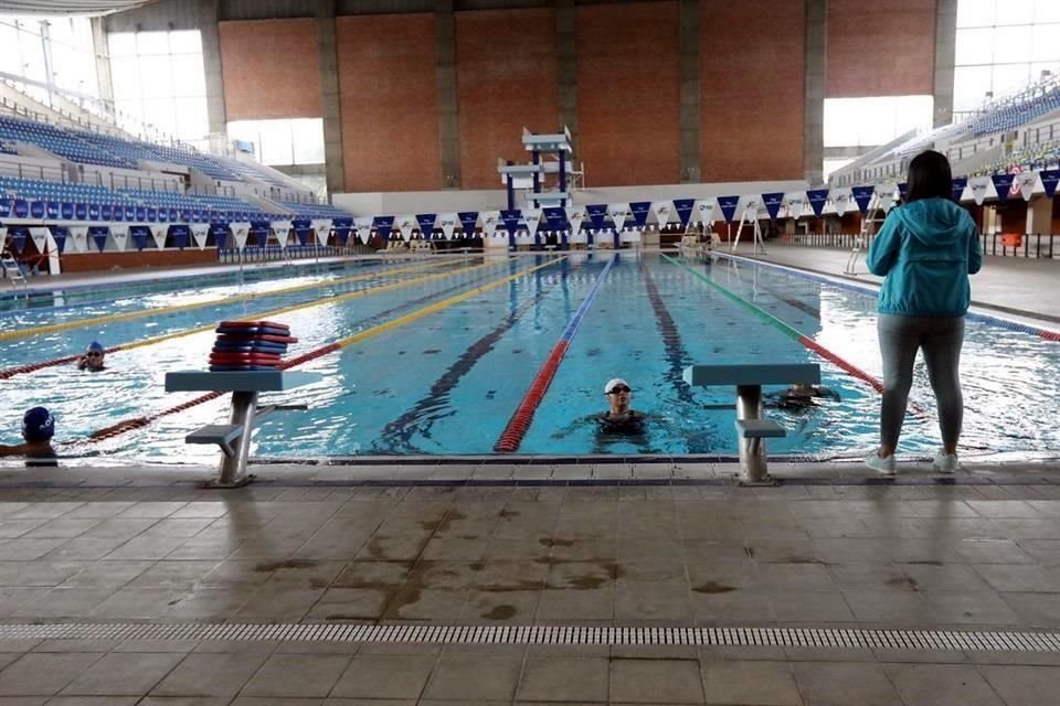 En la Alberca Olímpica Francisco Márquez, se implementaron medidas de distanciamiento social, filtros sanitarios y un control para verificar que la alberca funcione a un 30 por ciento de su capacidad.