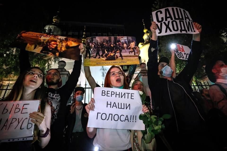 Desde que se anunció la nueva victoria electoral de Lukashenko, miles de inconformes tomaron las calles de varias ciudades bielorrusas para protestar en contra.