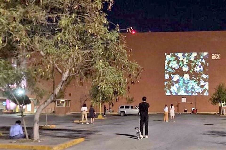 Las proyecciones se realizan de lunes a viernes de 20:50 a 21:50 horas en muro exterior del museo.