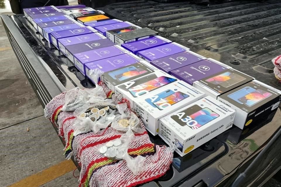 Personal de la Comisaría de Guadalajara informó que patrulleros detuvieron a un guardia de seguridad que habría robado cerca de 200 mil pesos en celulares de la tienda que resguardaba.