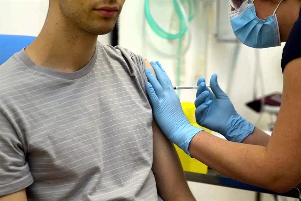 Un hombre participa en Inglaterra en las pruebas clínicas de la vacuna de Covid-19 de Oxford.