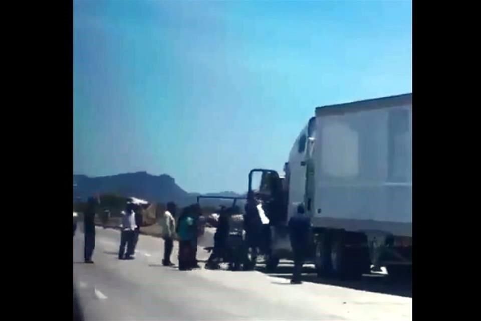 El chofer de un tráiler fue agredido por miembros de la tribu yaqui en una vía de Sonora por presuntamente negarse a pagar cuota, según reportes.