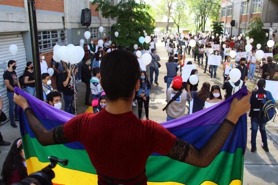 Compañeros de Jonathan Santos prepararon un homenaje dentro de la Escuela Politécnica Ing. Matute Remus.