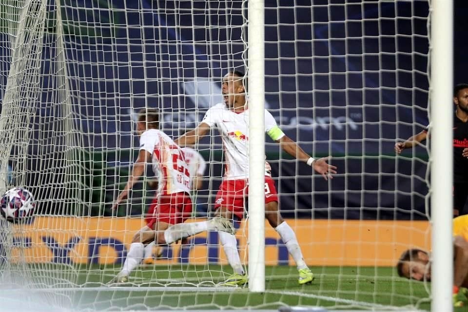 Dani Olmo abrió el marcador con un cabezazo.