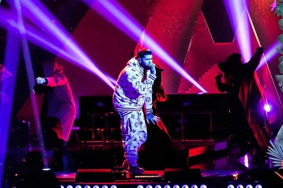 Anuel AA tomó el escenario para interpretar 'Narcos' y 'Hasta que Dios Diga'.