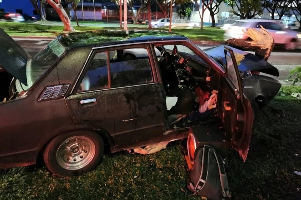 Un automóvil Datsun se impactó con un árbol en la Calle 20 y la Avenida Lázaro Cárdenas, en Guadalajara, la mañana de este viernes.