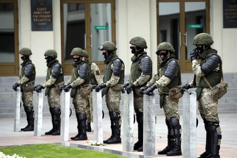 Tropas del Ministerio del Interior bajan sus escudos en apoyo a las protestas masivas.