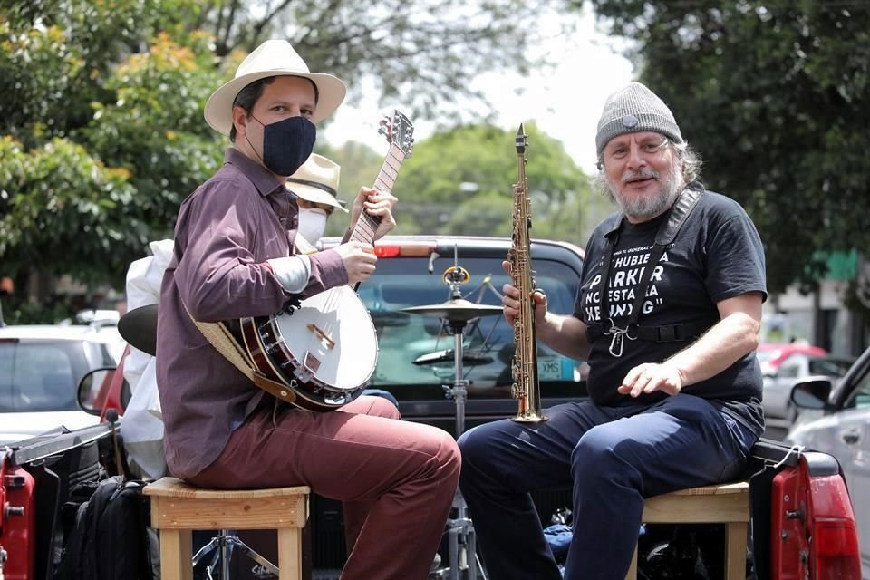 Los músicos Alain Derbez, Manuel Viterbo y Juan Carlos Novelo recorrieron calles de la Colonia Portales.