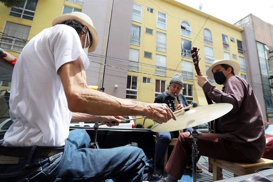 Los músicos Alain Derbez, Manuel Viterbo y Juan Carlos Novelo recorrieron calles de la Colonia Portales.