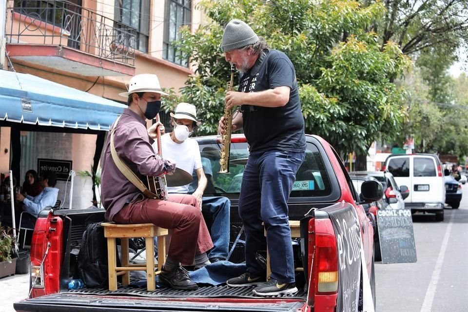 Los músicos Alain Derbez, Manuel Viterbo y Juan Carlos Novelo recorrieron calles de la Colonia Portales.