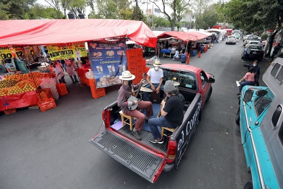 Los músicos Alain Derbez, Manuel Viterbo y Juan Carlos Novelo recorrieron calles de la Colonia Portales.