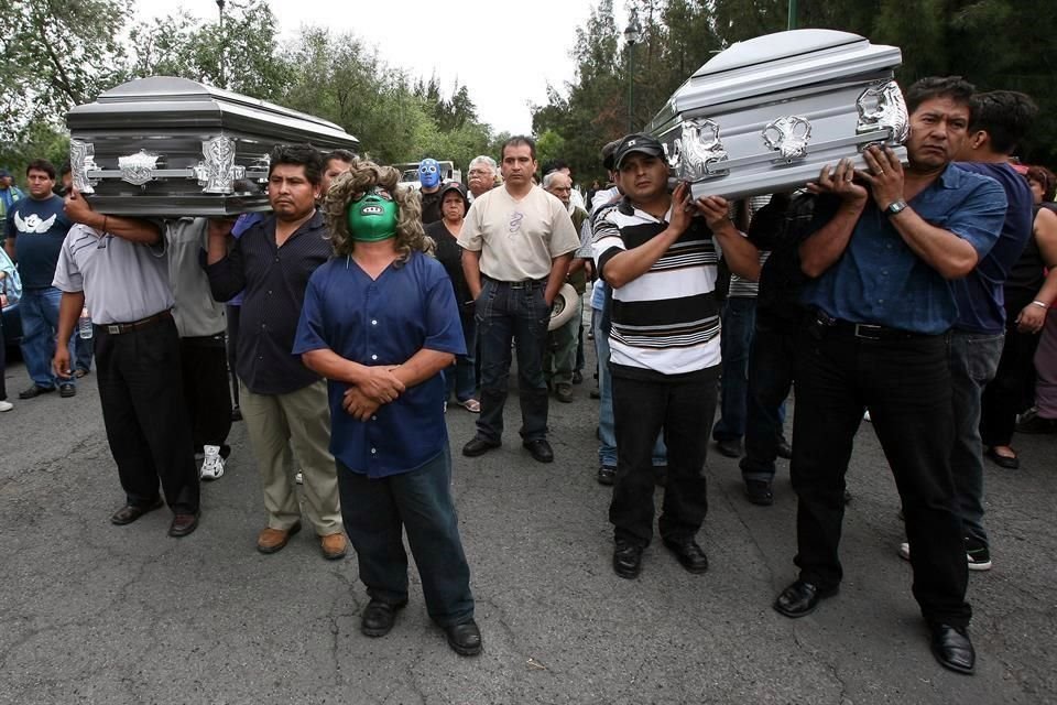 Familiares, amigos y luchadores acudieron al sepelio de La Parkita y Espectrito II, quienes fueron encontrados sin vida en un hotel.
