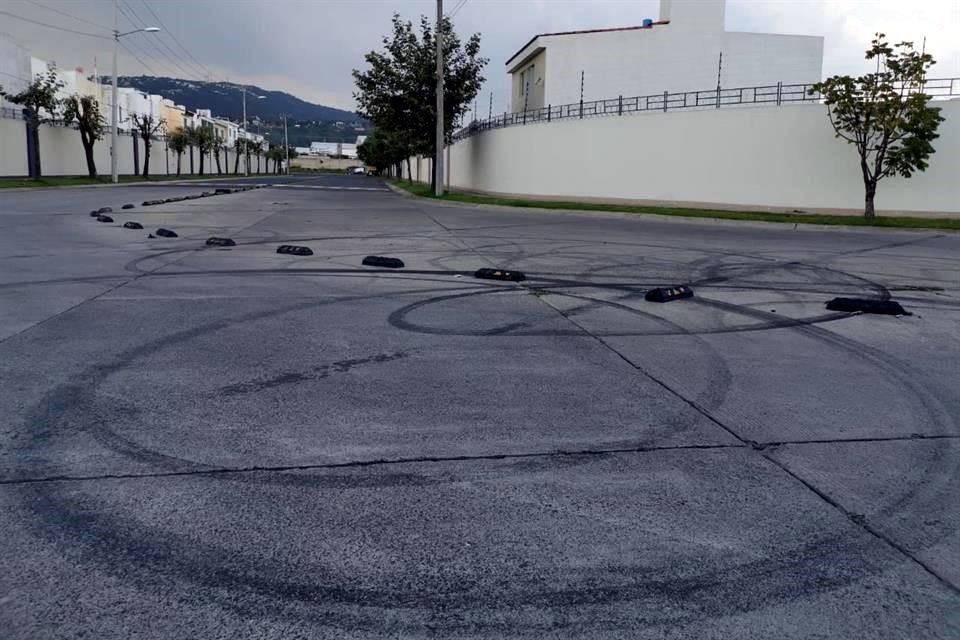 En el pavimento están las marcas de los 'trompitos'. Vecinos dicen que en las noches invade el olor a llanta quemada.